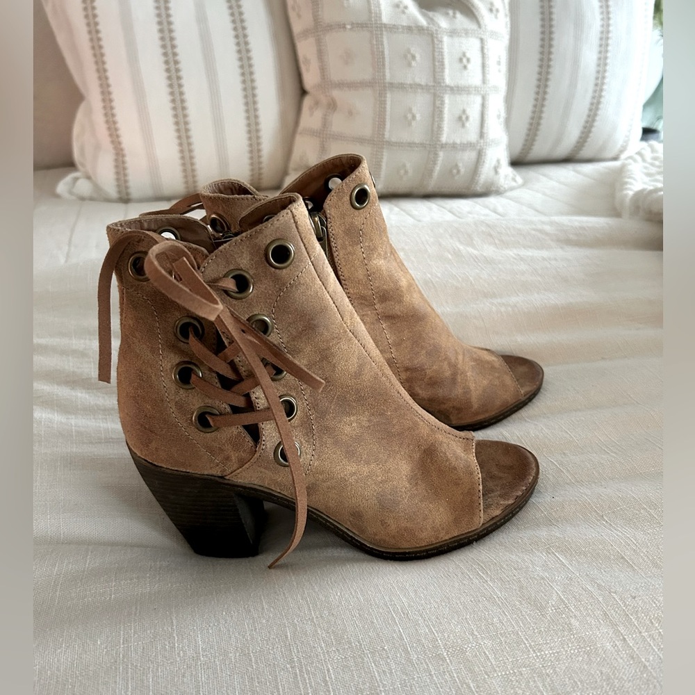 Peep toe bootie